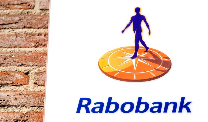 Het logo van de Rabobank op een kantoor in Nederland.