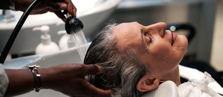 Waarom kappers zweren bij déze truc tijdens het haren wassen Beeld Getty Images