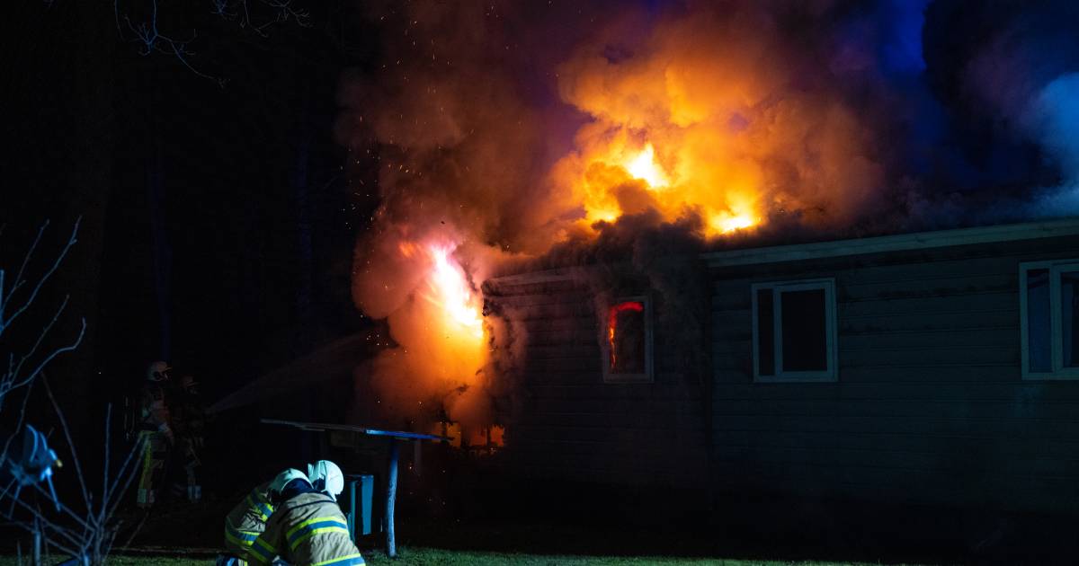Vlammen slaan uit dak: chalet op camping in Giethmen door brand verwoest (en dat gebeurde hier vaker