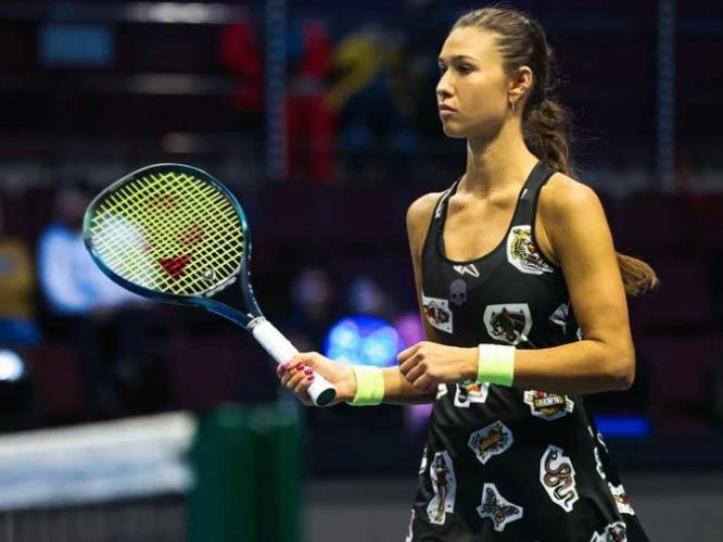Russische tennisster zit 18 uur lang vast op luchthaven omdat ze niet aan boord mag van vliegtuig: “Helpt dit om vrede te bereiken?” 