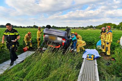 Vrouw vliegt in haar auto op de kop een aardappelveld in bij Hoogeloon