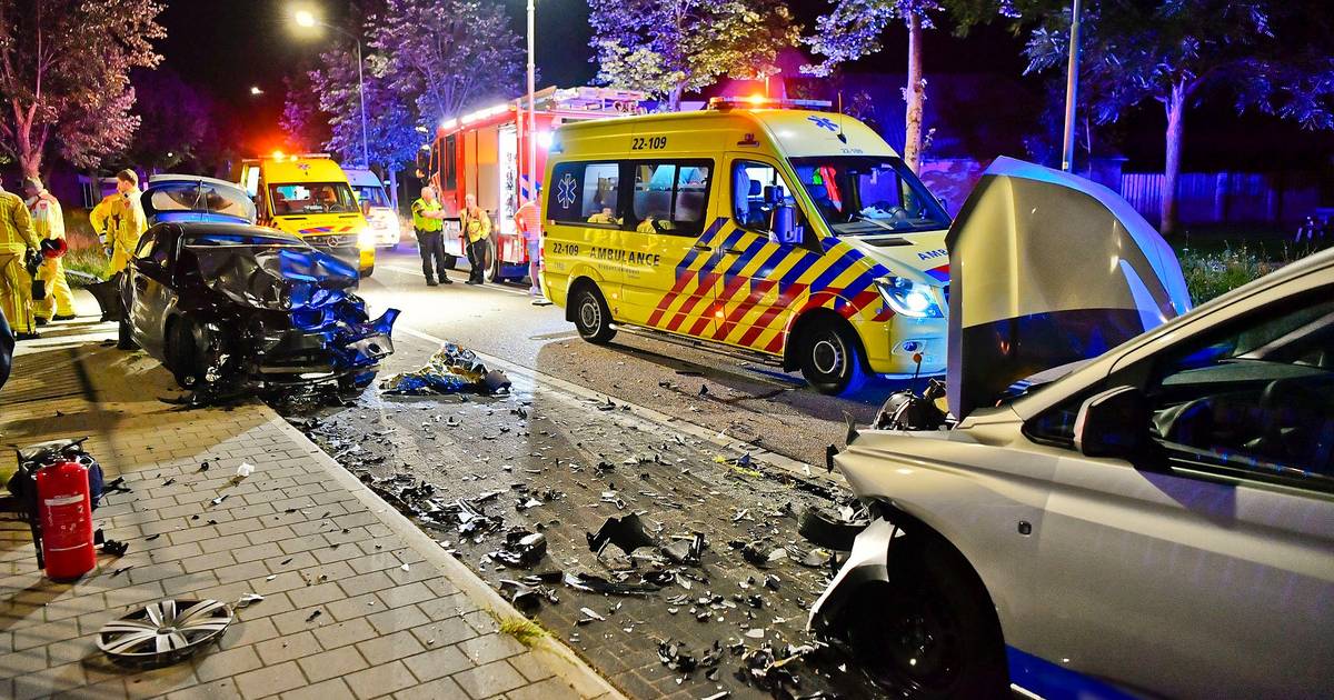 Vijf jongeren gewond bij ongeluk in Bladel: bestuurder onder invloed van alcohol botst op geparkeerde auto.