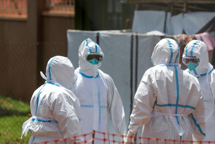 Dokters bidden samen voor ze ebolapatiënten gaan behandelen in Mubende, Oeganda. Beeld van eind vorige maand.