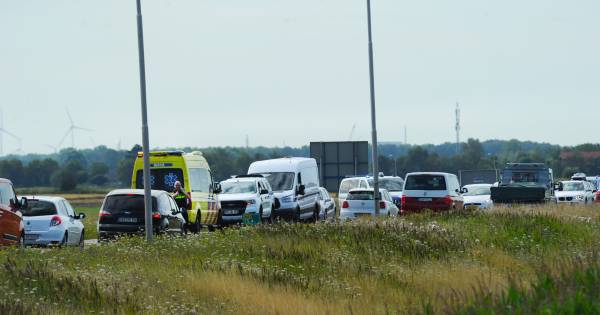 File naar het strand door ongeval op N57 .