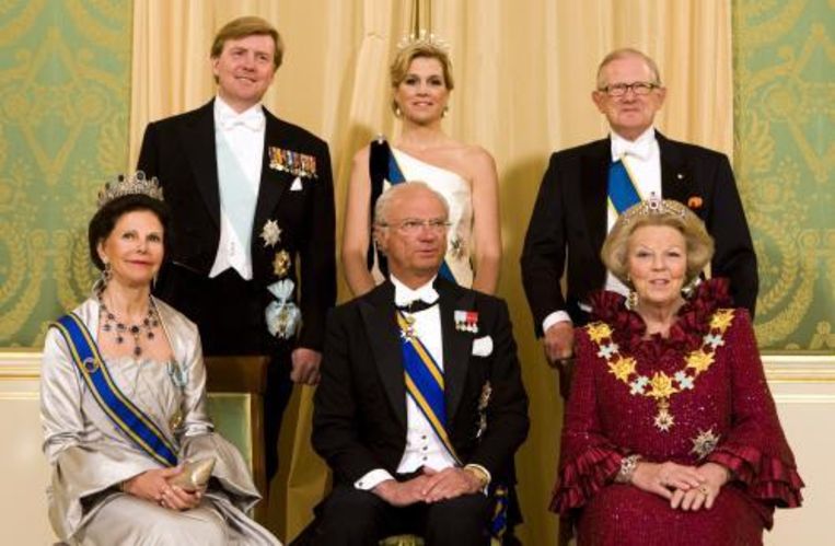 Koningin Beatrix heeft de Zweedse koning Carl Gustaf en koningin Silvia gefeliciteerd met de verloving van hun dochter, prinses Victoria. Foto ANP Beeld 