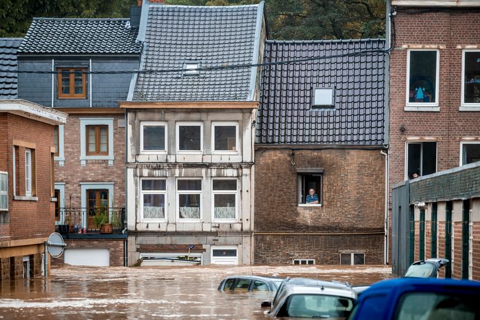 Les chances que ces voitures roulent encore après la décrue sont minces. Si les propriétaires ne disposent pas d'une assurance adéquate, ils devront espérer que l'inondation soit reconnue comme une catastrophe naturelle par le gouvernement.