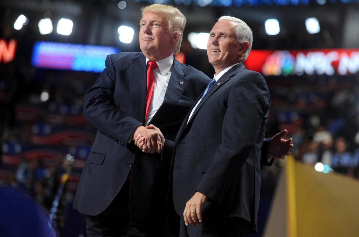 Donald Trump op campagne met zijn running mate Mike Pence. Beeld photo_news