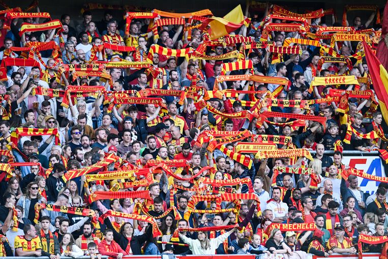 De supporters van KV Mechelen vrezen een nieuw faillissement. Maar een investering van verschillende aandeelhouders is in de maak. Beeld BELGA