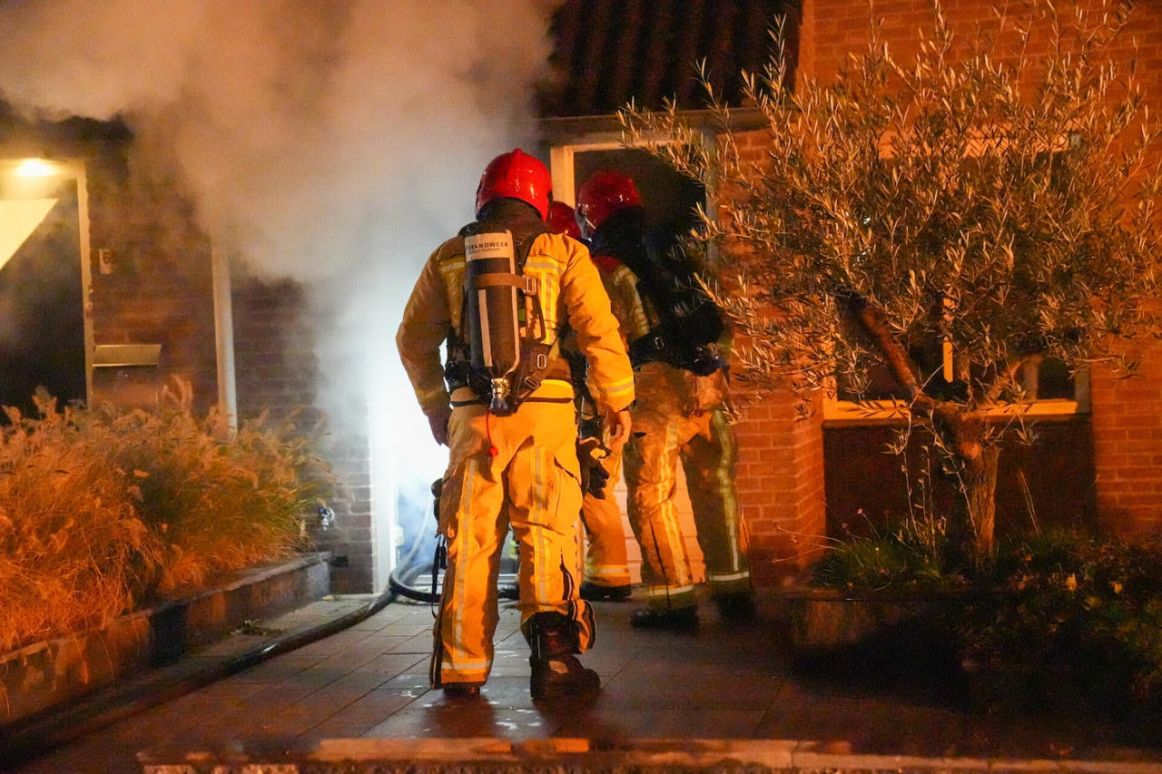 Brandweer druk bezig met blussen van woningbrand in Deurne.