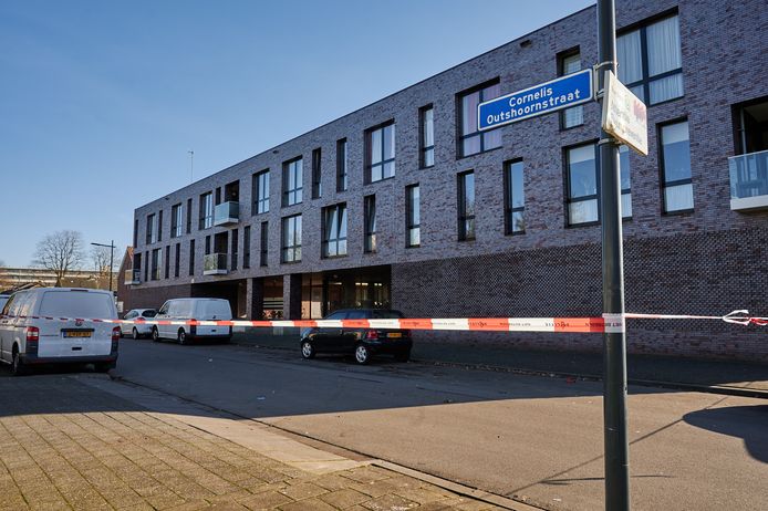 Onderzoek in een woning aan de Cornelis Outshoornstraat.