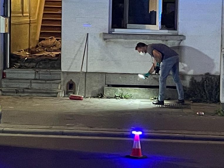 Een speurder onderzoekt de plaats van de schietpartij. Beeld Marc De Roeck