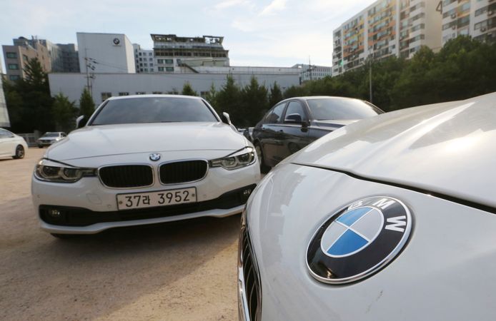 BMW-wagens staan in Seoul (Zuid-Korea) te wachten om onverwacht een veiligheidscontrole te ondergaan.