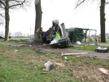 Ravage na enorme klap tegen boom, maar chauffeur heeft bij ongeval bij Lochem engeltje op de schouder
