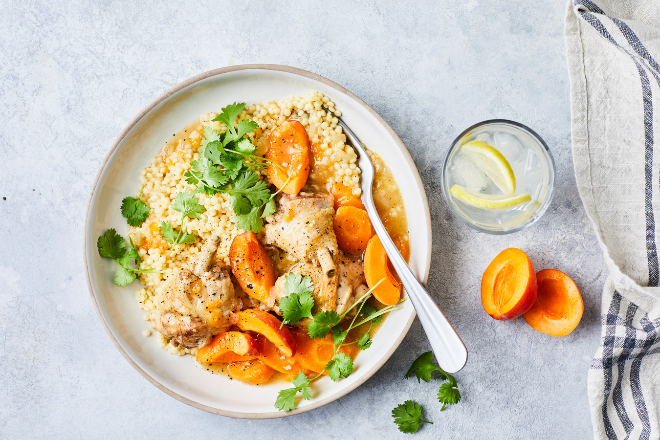 Kip met abrikozen en parelcouscous Foto hln.be