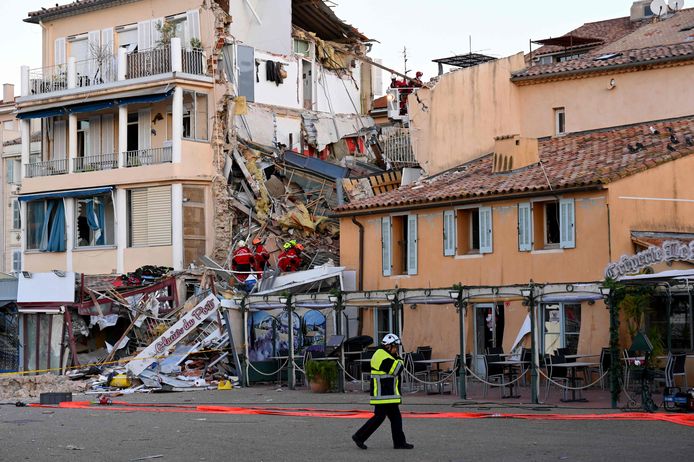 Reddingswerkers zoeken onder het puin naar vermisten nadat een gebouw in het Franse Sanary-sur-Mer instortte na een explosie die tot 8 kilometer verder gehoord werd.