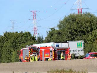 Bermbrand op A12  ter hoogte van Berendrecht richting Nederland: verkeer rijdt over pechstrook