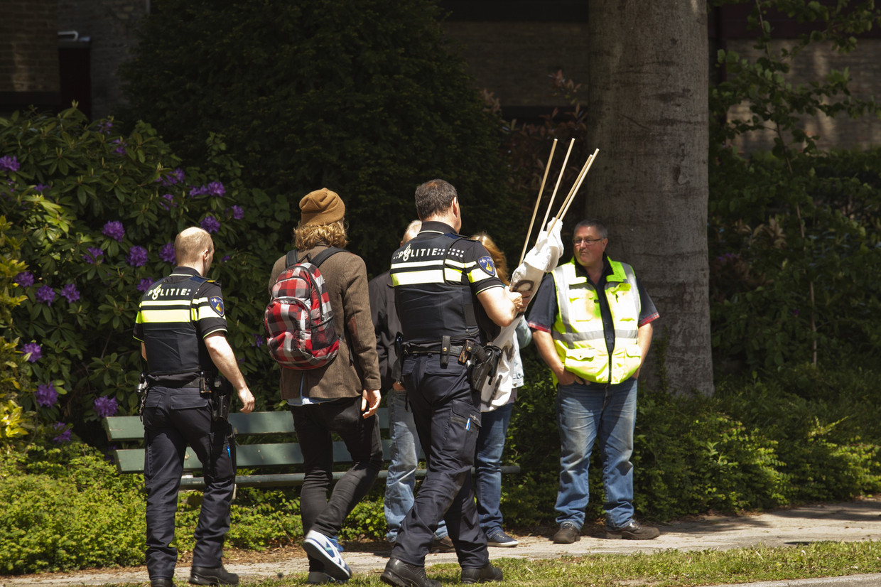 'Ga je ook dingen roepen of schreeuwen?' De verslaggever trok met twee spandoeken met teksten tegen het koningshuis naar een bezoek van koning Willem-Alexander in Baarn. Binnen tien minuten was hij aangehouden. Beeld Olaf Robberse   