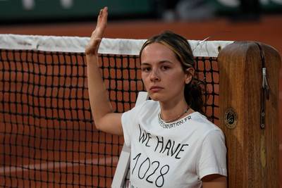 Une activiste climatique s’attache au filet durant la demi-finale Cilic-Ruud à Roland-Garros