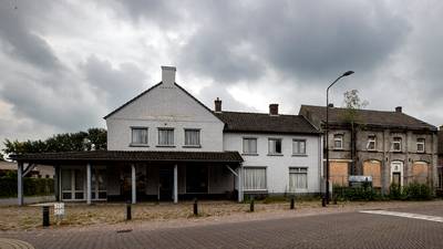 Cafés (en boom) in Soerendonk maken plaats voor achttien nieuwe appartementen