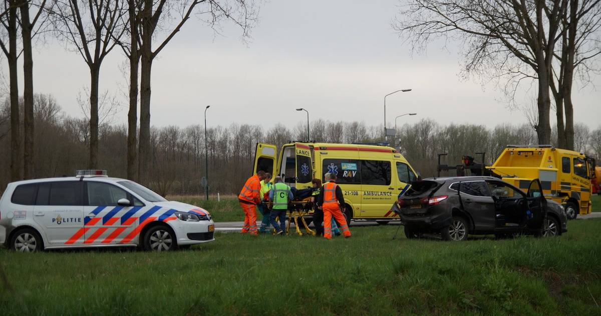 Handel Oppervlakkig 鍔 Gewonde bij botsing met twee auto's op Provincialeweg bij Oudheusden |  Waalwijk, Heusden e.o. | bd.nl