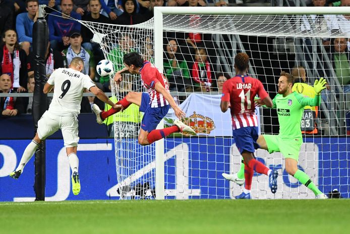 27' Benzema kopt raak op voorzet van Bale 1-1.