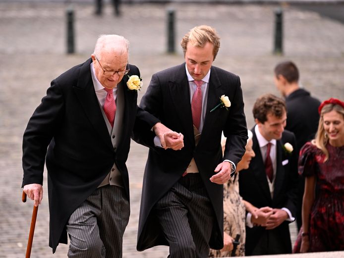 Het kostte koning Albert moeite om de trappen van de kathedraal te trotseren.