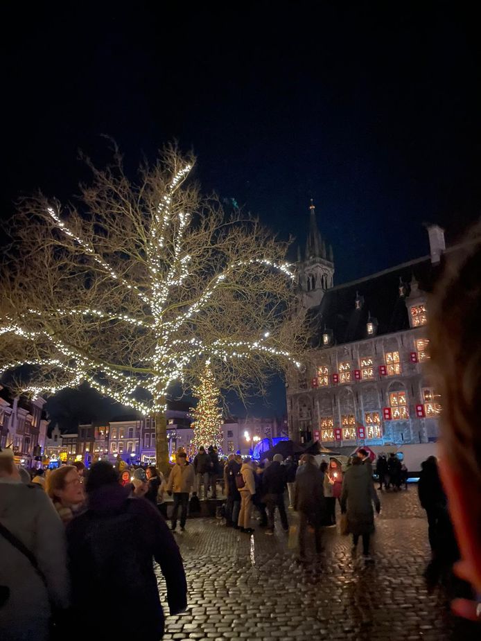 Kaarsjes klaar? Branden maar! Lichtjes in de kerstboom ontstoken