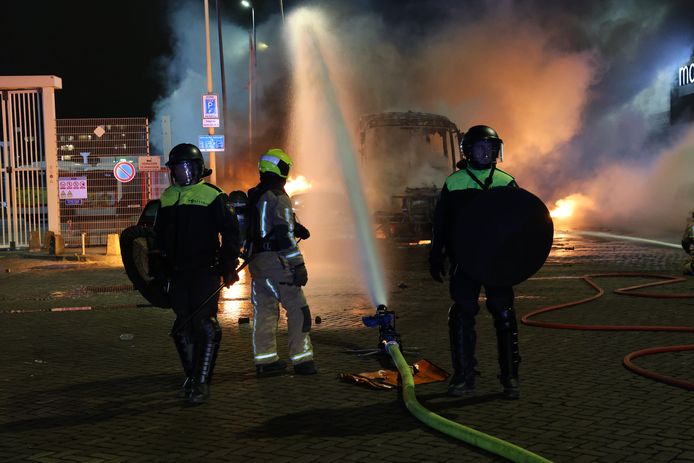 De hulpdiensten hebben het vanavond erg druk met honderden Eritreeërs die met elkaar in botsing zijn gekomen en grote schade aanrichten in de straten van Den Haag.