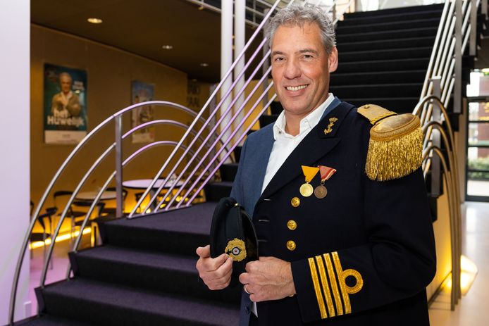 Bedrijfsleider Geert van den Enden staat in zijn eigen theater op het podium als kapitein Von Trapp.