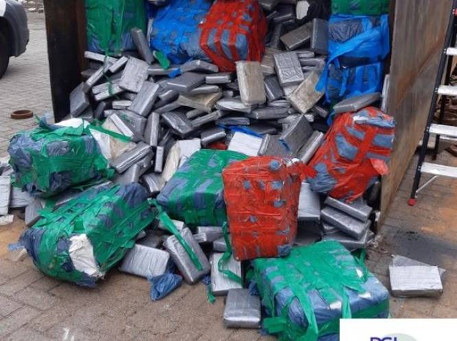 Vijf containers volgestouwd met 11,5 ton cocaïne onderschept: voormalige ‘superflik’ wellicht brein achter grootste drugsvangst ooit