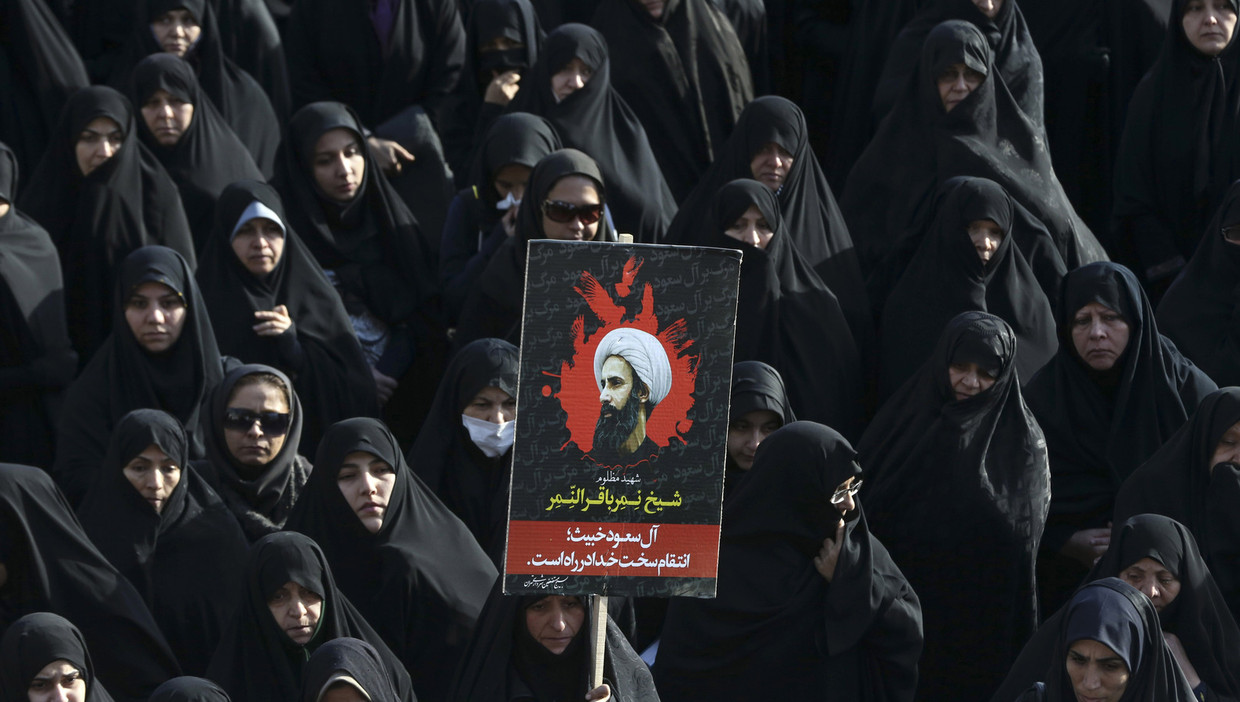 In Teheran betogen Iraanse vrouwen tegen de executie van de sjiitische leider Nimr al-Nimr door Saoedi-Arabië. Iran wordt ervan beschuldigd de sjiitische minderheid in het oosten van Saoedi-Arabië op te stoken. Beeld AP