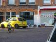 Op de Noordendijk in Dordrecht is de achterruit van deze gele auto ingetikt tijdens de laatste avond van de Dordtse avondvierdaagse.