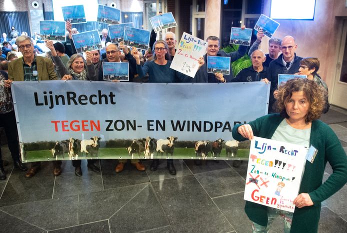 Een eerder protest van de actiegroep LijnRecht tegen zon- en windpark met rechts Maaike Widdershoven.
