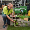 Planten in plaats van tegels in de tuin kan veel wateroverlast voorkomen, zegt Marcel L’Abee van GroenRijk bij het klimaatplein in zijn zaak. Op het plein worden diverse aspecten over het duurzaam omgaan met je eigen omgeving belicht.