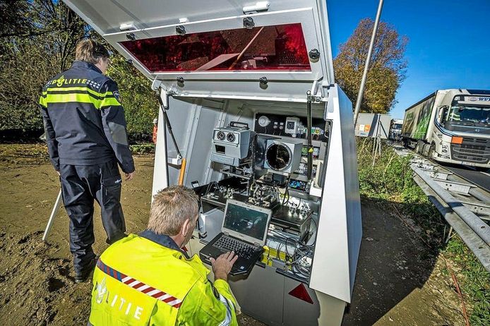 De flitsbunker tijdens een controle op de A7.