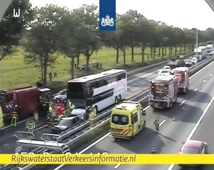 De bus botste op de A58 tegen een auto aan.