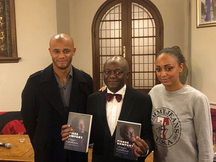 Pierre Kompany samen met zoon Vincent en dochter Christel op de boekvoorstelling gisteren.
