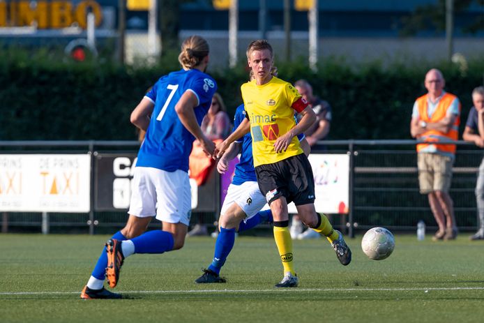 UNA-aanvoerder Brian Boogers in de voorbereiding op dit seizoen in actie tegen FC Den Bosch.