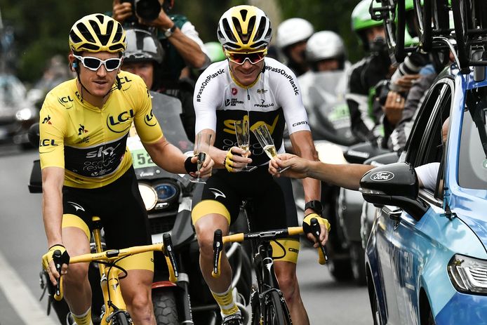 Geraint Thomas, Chris Froome en Dave Brailsford heffen het glas.