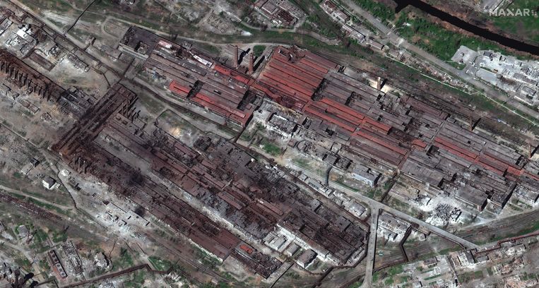 Nieuwe satellietbeelden tonen hoe groot de schade is aan het gigantische complex van Azovstal in Marioepol. Beeld AFP