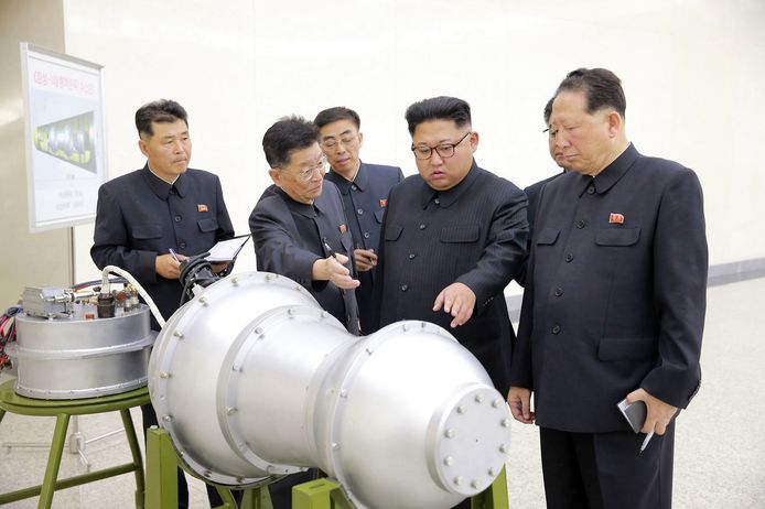 Kim Jong-un inspecteert een nieuwe waterstofbom die op een intercontinentale ballistische raket past.