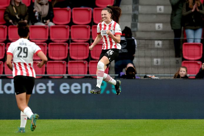 Zera Hulswit viert haar doelpunt voor PSV.