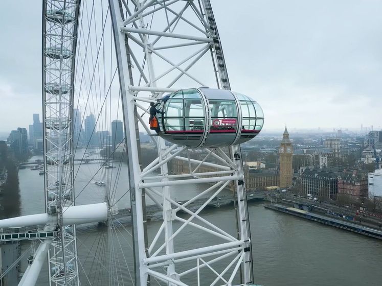 Schoonmaker geeft London Eye op grote hoogte een opfrisbeurt
