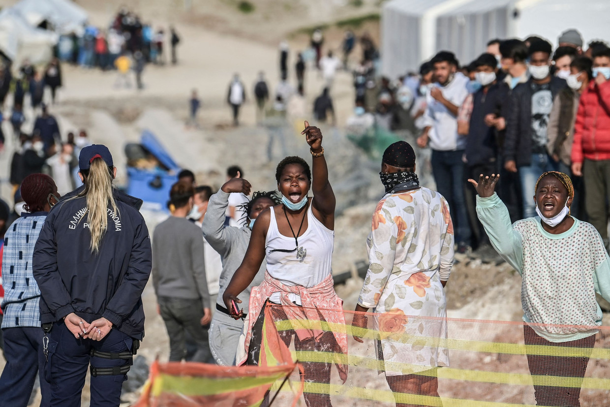 Inwoners van  vluchtelingen­kamp Kara Tepe op Lesbos zijn boos over hun leefomstandig­heden. Beeld AFP