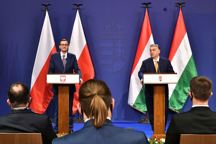 De Poolse premier Mateusz Morawiecki (l.) en zijn Hongaarse collega Viktor Orban op een gezamenlijke persconferentie vorige week.