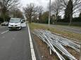 Bestelbus verliest lading aluminium strips op N65 bij Helvoirt