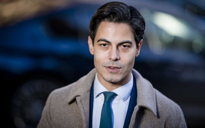 Rob Jetten, minister voor Klimaat en Energie,  bij aankomst op het Binnenhof voorafgaand aan de wekelijkse ministerraad.