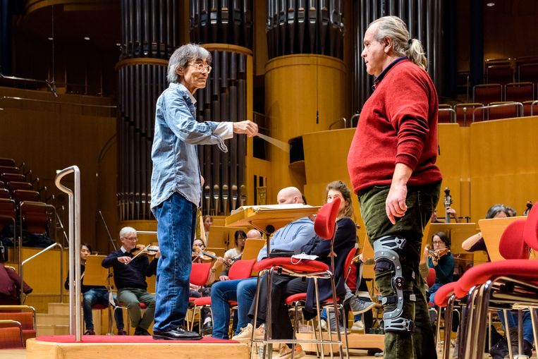 Dirigent Kent Nagano repeteert met de tenor Thomas Mohr, die in Das Rheingold de vuurgod Loge zingt.  Beeld Sas Schilten