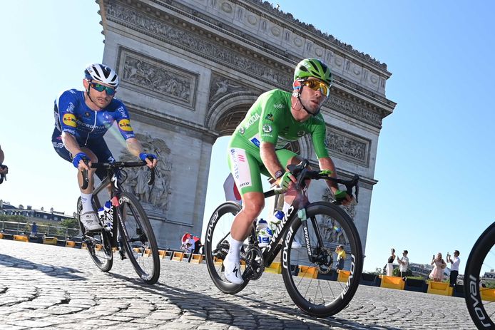 Mark Cavendish bij de Arc De Triomphe.
