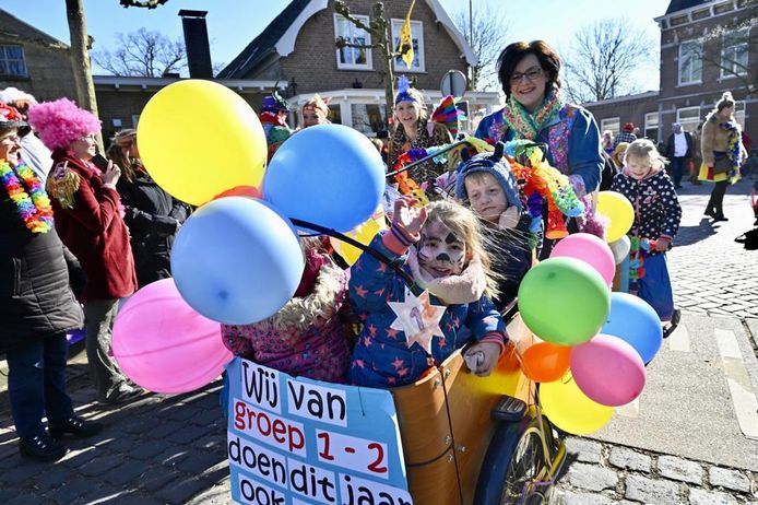 En ook de kleintjes konden meedoen aan de kinderoptocht in Ravenstein, met een versierde bakfiets.